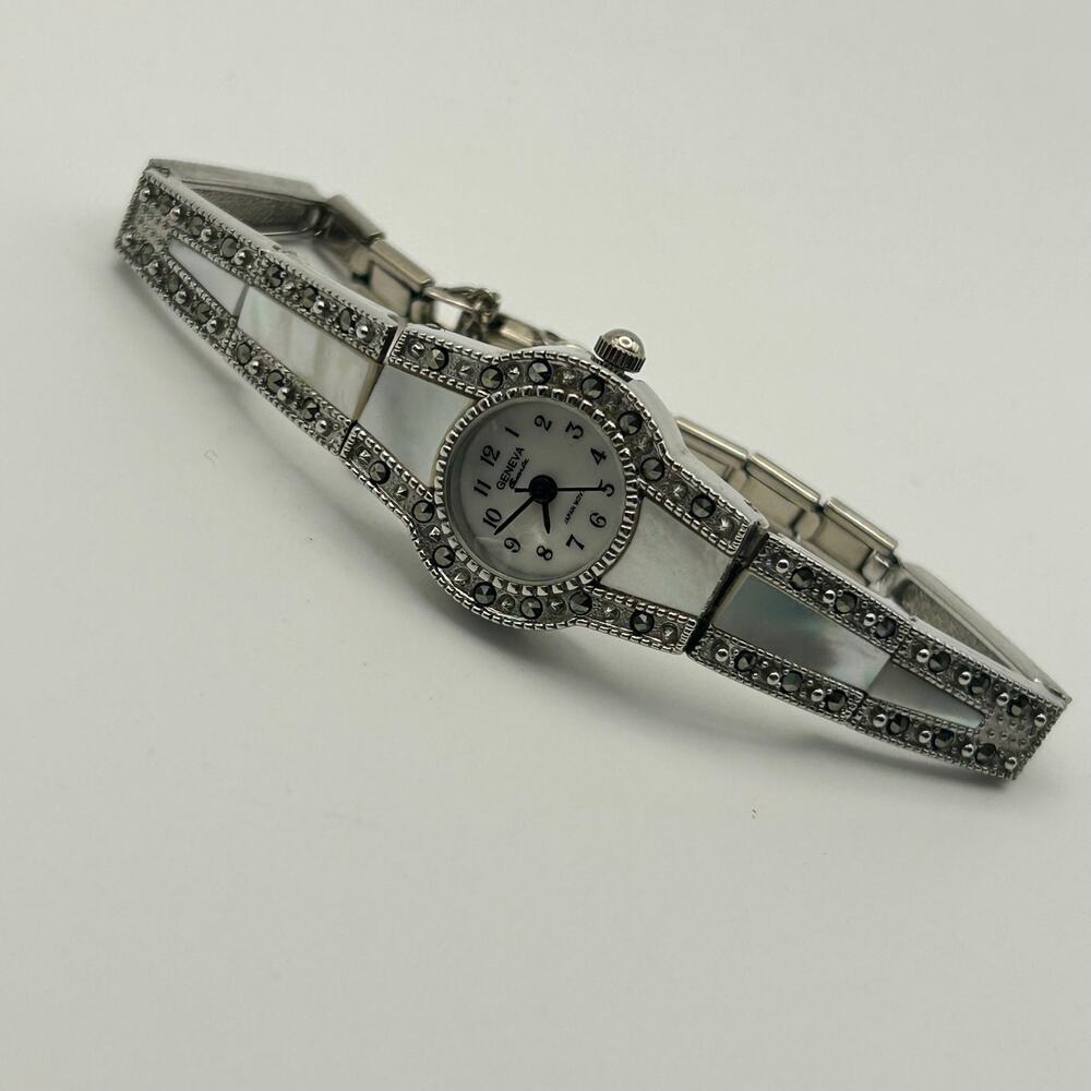 Vintage Geneva Mother Pearl Dial Accents Women Fashion Watch Working New Battery - Picture 4 of 8